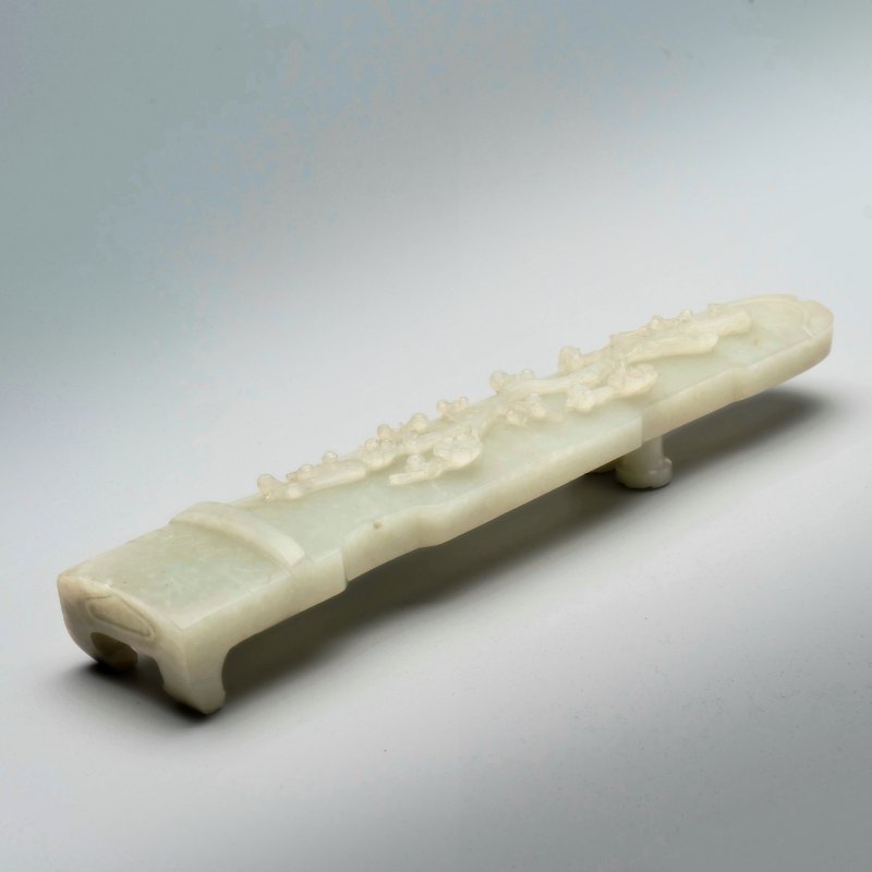 清十八世紀 青白玉雕梅花紋琴式擺件 及錦盒 | A PALE GREEN JADE 'PLUM BLOSSOM' CARVING IN THE SHAPE OF A ZITHER, GUQIN - 图1