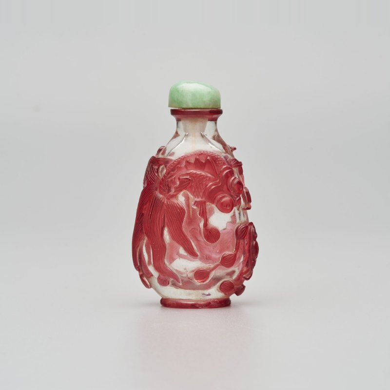 清十九世紀 透明地套紅玻璃金魚紋鼻煙壺、翡翠蓋 | A RED OVERLAY GLASS 'GOLDFISH' SNUFF BOTTLE - 图1