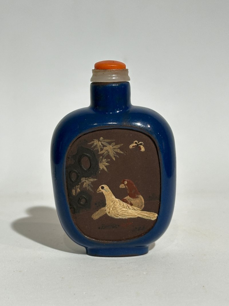 1750-1850 宜興紫砂藍釉堆彩犬鴿紋鼻煙壺 | A BLUE-ENAMELLED AND SLIP-DECORATED DARK BROWN YIXING SNUFF BOTTLE - 图8