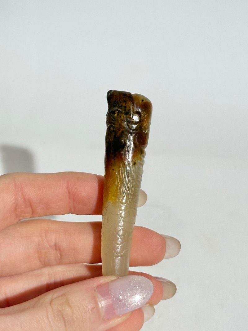 明 白玉帶沁龍首觿 | A WHITE AND RUSSET JADE 'DRAGON' HAIR ORNAMENT, XI - 图3