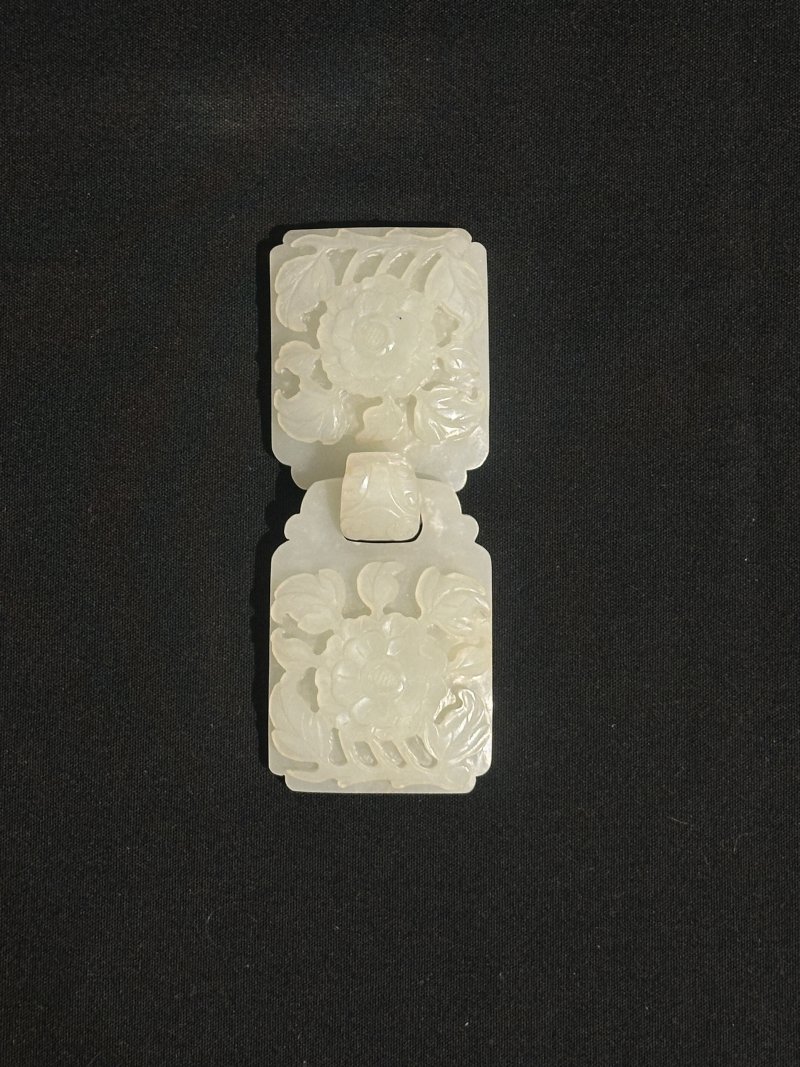 清十八/十九世紀 白玉花卉紋帶扣 | A WHITE JADE TWO-PART 'FLORAL' BELT BUCKLE - 图8