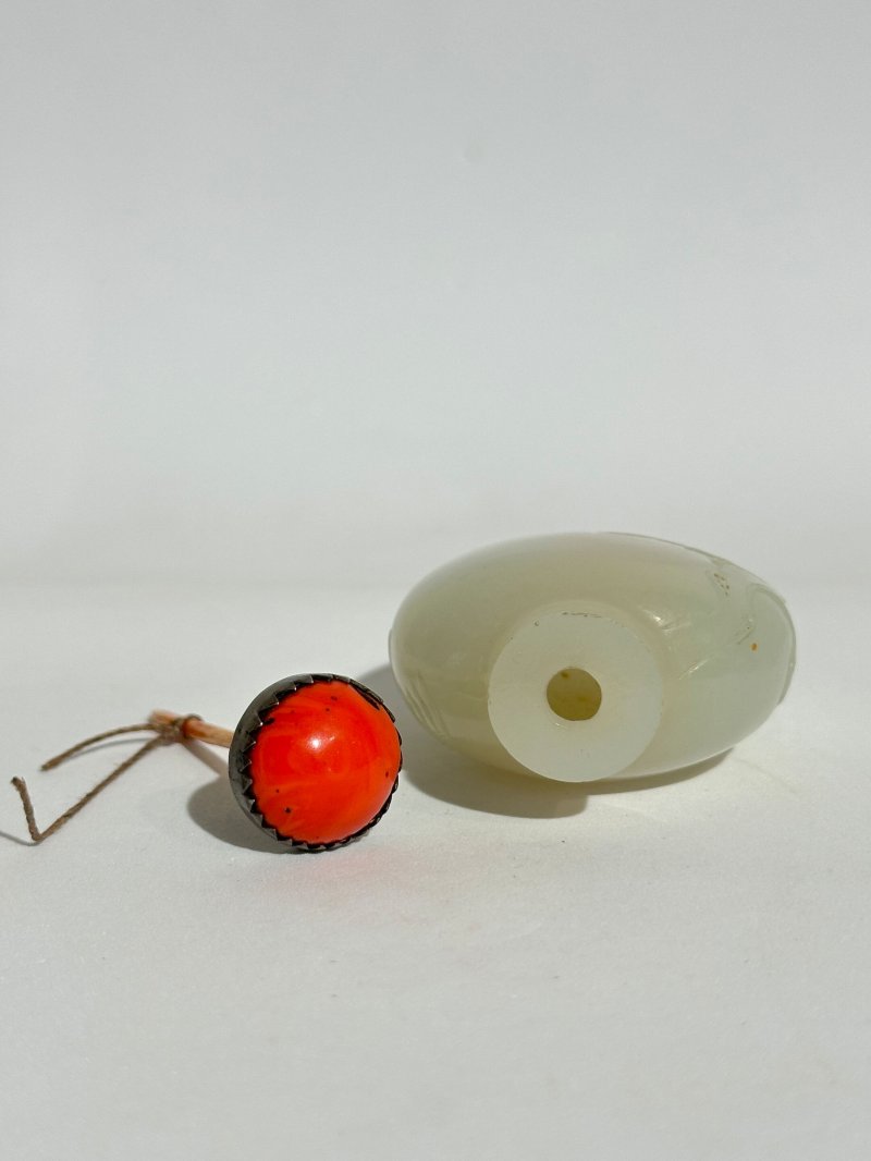 清十九世紀 白玉⌈喜上眉梢⌋鼻煙壺、珊瑚蓋 | A WHITE JADE 'MAGPIE AND PLUM BLOSSOM' SNUFF BOTTLE - 图4
