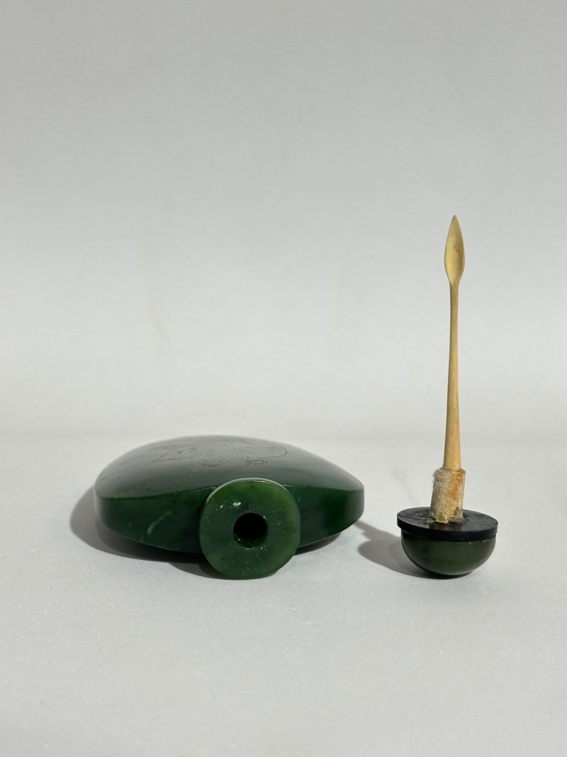 1750至1820（或）宮廷作坊 碧玉填金⌈高士展卷•御製詩⌋桌壺 | AN INSCRIBED AND GILT SPINACH JADE SNUFF BOTTLE FOR A TABLE - 图3