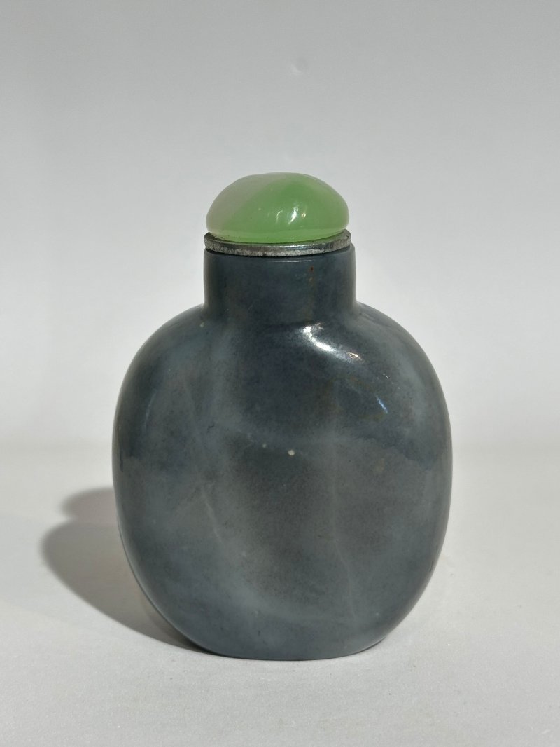 清1780-1850 蘇式灰白玉巧雕⌈高士品茗⌋鼻煙壺 | A BLACK AND WHITE JADE 'TEA CEREMONY' SNUFF BOTTLE - 图8