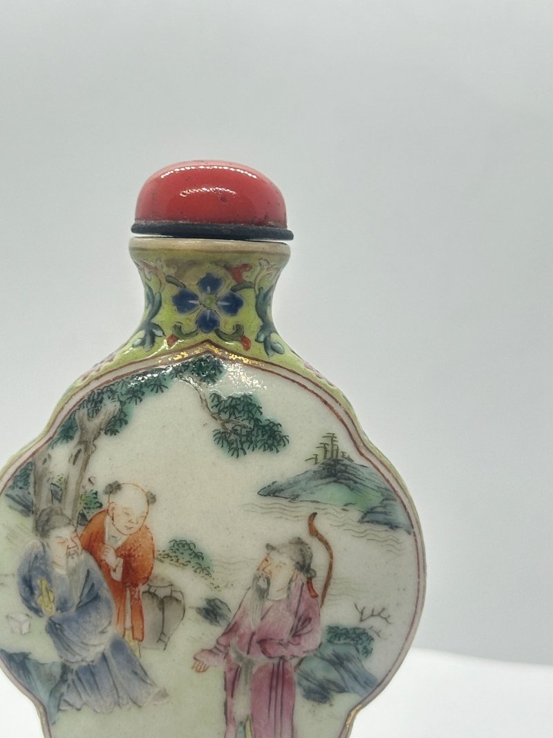 清中期 粉彩人物紋鼻煙壺 | A FAMILLE ROSE PORCELAIN SNUFF BOTTLE - 图3