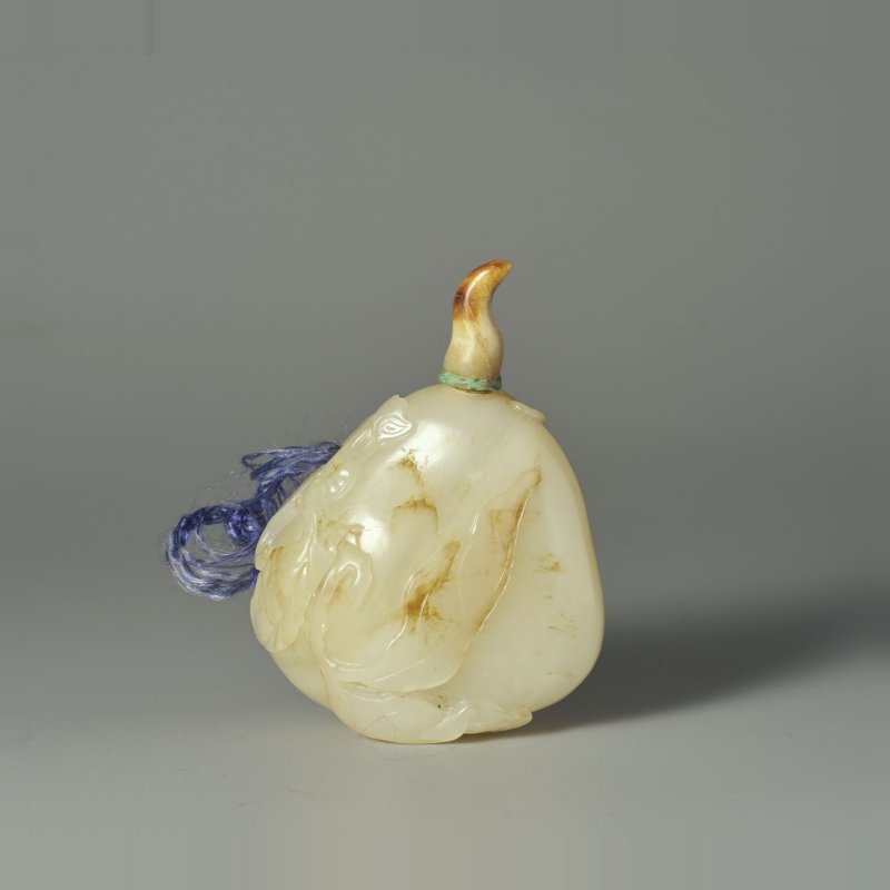 清十九世紀 白玉褐沁⌈福至家業⌋鼻煙壺 | A WHITE JADE 'BAT' SNUFF BOTTLE WITH RUSSET INCLUSION - 图1