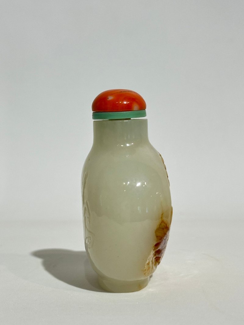 清十九世紀 白玉帶皮巧雕⌈一馬當先⌋鼻煙壺、珊瑚蓋 | A WHITE AND RUSSET JADE 'HORSE AND SEA LANDSCAPE' SNUFF BOTTLE - 图6