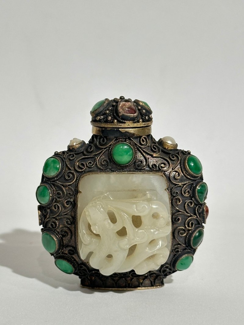 （玉）清十八/十九世紀 鍍金銀累絲嵌白玉螭龍紋帶鈎鼻煙壺 | A GILT SILVER SNUFF BOTTLE INSET WITH WHITE JADE BELT BUCKLES - 图8