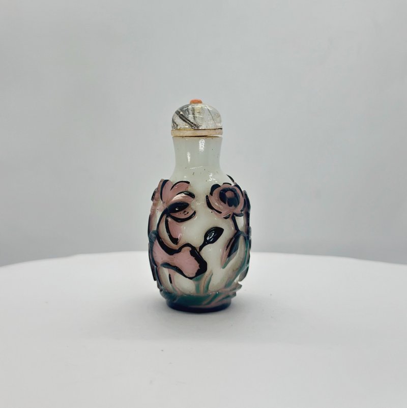 1750-1850 涅白地套三色玻璃菊紋鼻煙壺 髮晶點珊瑚蓋 | A MULTI-COLOUR OVERLAY WHITE GLASS 'FLOWERS' SNUFF BOTTLE - 图9