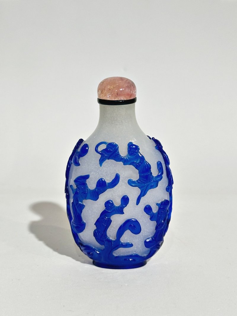 1750-1850 霏雪地套藍玻璃⌈八仙獻壽⌋鼻煙壺 | A BLUE OVERLAY TRANSLUCENT GLASS 'THE GOD OF LONGEVITY' SNUFF BOTTLE - 图8