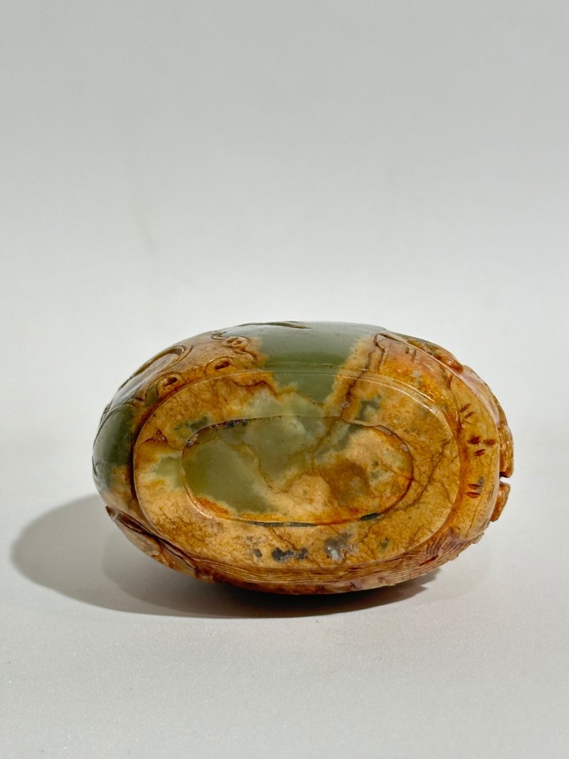 1730-1850 卵石皮浮雕大師流派青玉巧雕⌈松山論道⌋鼻煙壺 | A GREEN AND RUSSET JADE 'LANDSCAPE AND PLUM BLOSSOM' SNUFF BOTTLE - 图5