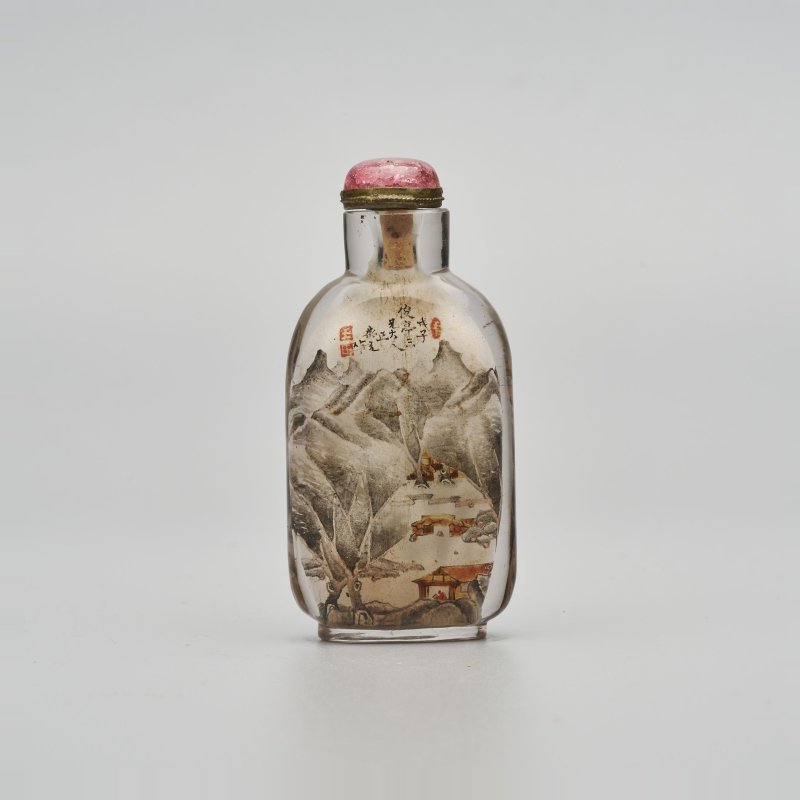 周樂元作 玻璃内畫⌈山水⌋鼻煙壺 一八八八年 | AN INSIDE PAINTED GLASS 'LANDSCAPE' SNUFF BOTTLE - 图1