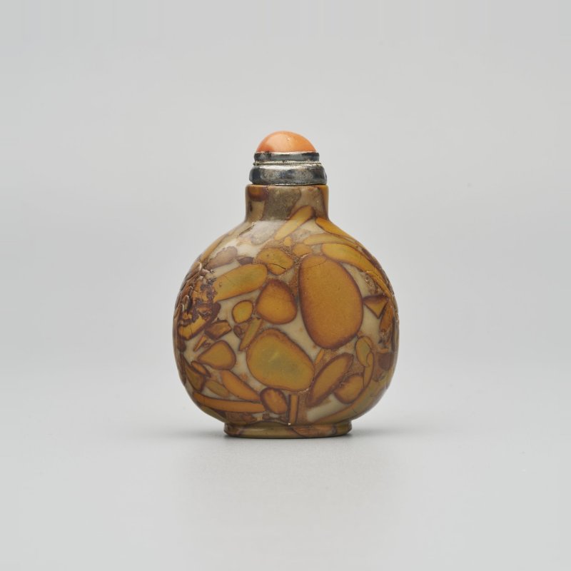 清十八/十九世紀 抱子石素面鼻煙壺、珊瑚蓋 | A PUDDINGSTONE SNUFF BOTTLE - 图1
