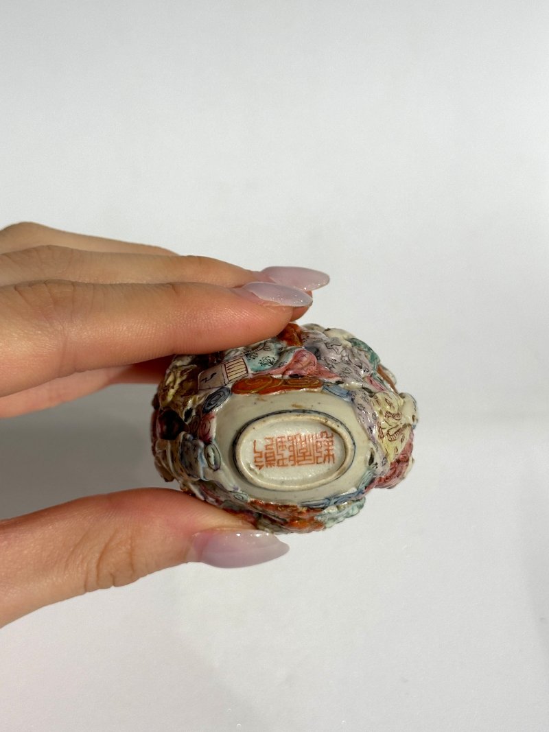 1750-1850 粉彩模印⌈十八羅漢⌋鼻煙壺、翡翠蓋 ⌈乾隆年製⌋礬紅篆書款 | A MOULDED FAMILLE ROSE 'EIGHTEEN LUOHAN' SNUFF BOTTLE - 图2
