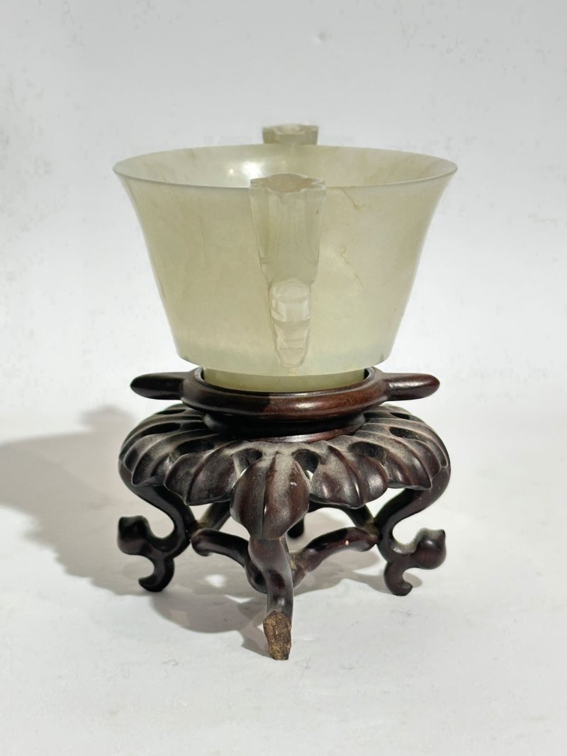 清 青白玉花卉耳杯 及座 | A GREENISH WHITE JADE 'FLORAL' CUP - 图7