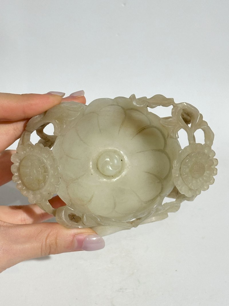 清十八/十九世紀 青白玉玉蘭式洗 及座 | A PALE GREEN JADE 'MAGNOLIA' BRUSH WASHER - 图4