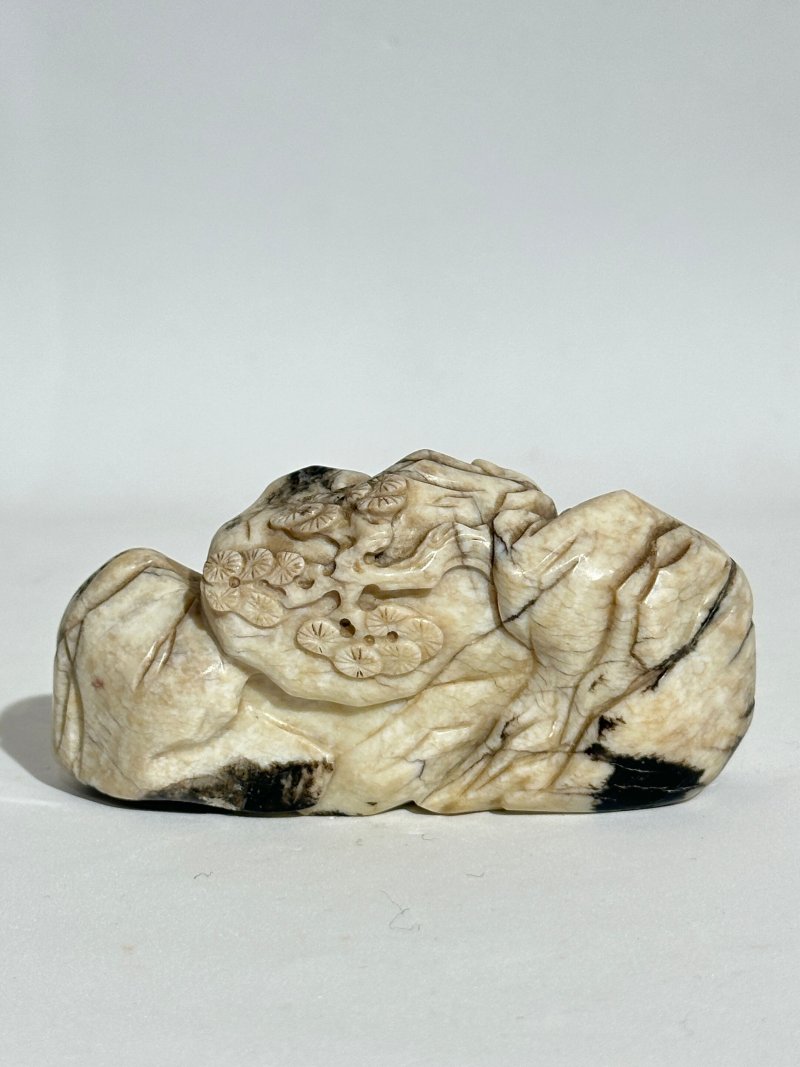 明 灰白玉帶沁⌈六合同春⌋筆擱 及座 | A GREY JADE 'LONGEVITY' BRUSH REST WITH DARK INCLUSION - 图6