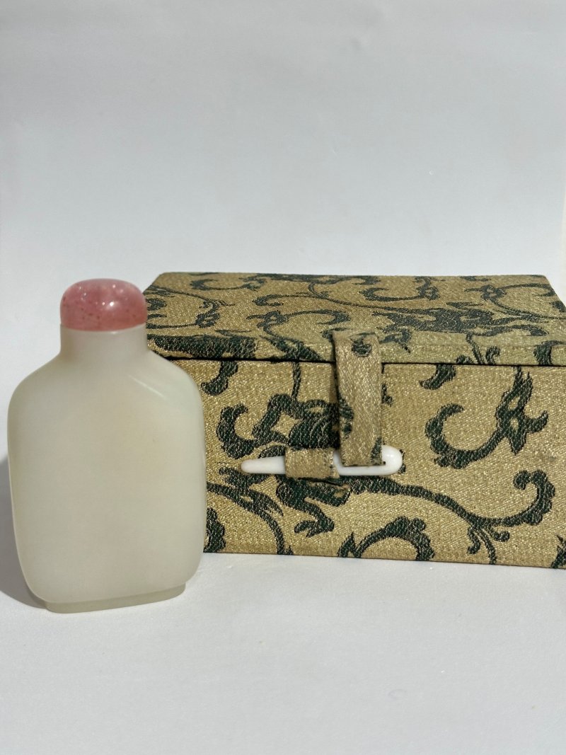 清十八世紀 白玉光素鼻煙壺 | A WHITE JADE SNUFF BOTTLE - 图2