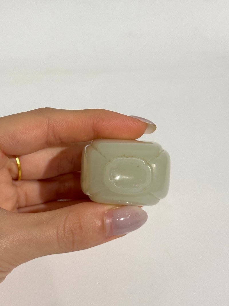 清十八世紀 白玉光素鼻煙壺 | A WHITE JADE SNUFF BOTTLE - 图2