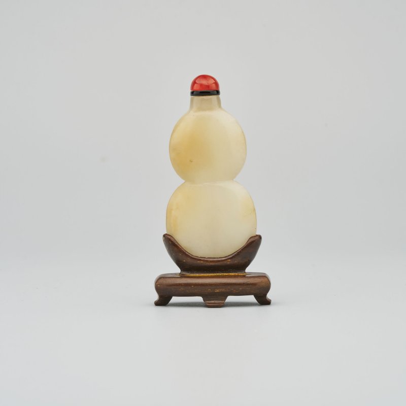 清十九世紀 白玉褐沁葫蘆形鼻煙壺 及座 | A WHITE JADE 'DOUBLE GOURD' SNUFF BOTTLE WITH PALE RUSSET INCLUSIONS - 图1