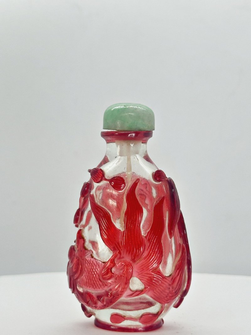 清十九世紀 透明地套紅玻璃金魚紋鼻煙壺、翡翠蓋 | A RED OVERLAY GLASS 'GOLDFISH' SNUFF BOTTLE - 图2