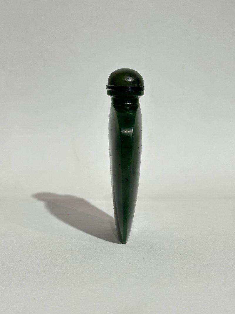 1750至1820（或）宮廷作坊 碧玉填金⌈高士展卷•御製詩⌋桌壺 | AN INSCRIBED AND GILT SPINACH JADE SNUFF BOTTLE FOR A TABLE - 图4