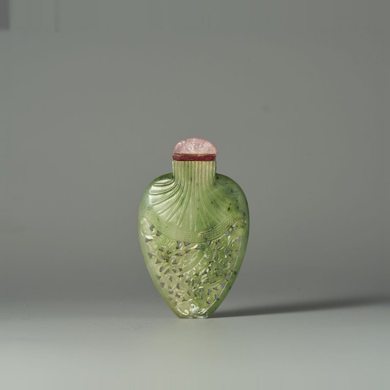 清十九世紀 碧玉鏤雕花卉紋香水瓶 | A RETICULATED SPINACH JADE 'FLORAL' PERFUME BOTTLE - 图1