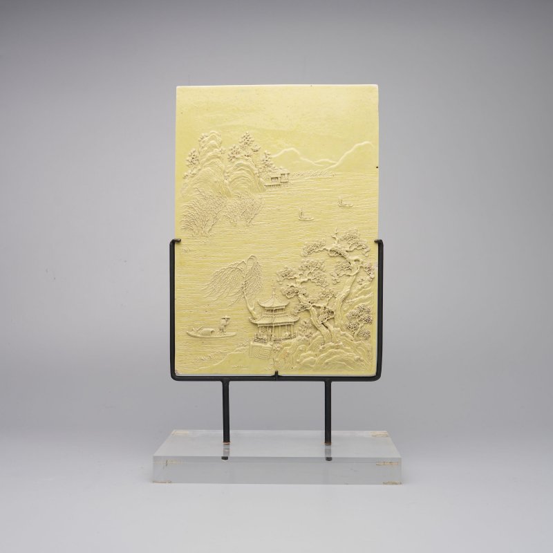 清十九世紀 檸檬黃釉澀胎⌈山水⌋插屏 及座 | A LIME YELLOW-GLAZED BISCUIT PORCELAIN 'LANDSCAPE' PLAQUE - 图1