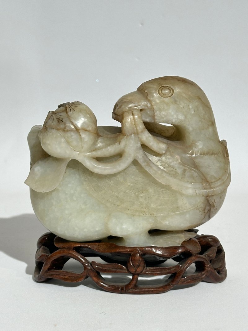 清十九世紀 青白玉⌈寶鴨銜蓮⌋擺件 及座 | A PALE GREEN JADE 'DUCK AND LOTUS' FIGURE GROUP - 图9