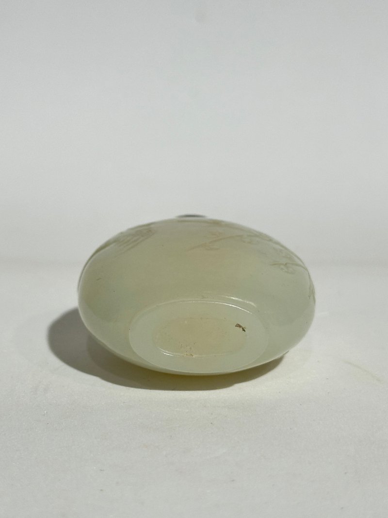 清十九世紀 白玉⌈喜上眉梢⌋鼻煙壺、珊瑚蓋 | A WHITE JADE 'MAGPIE AND PLUM BLOSSOM' SNUFF BOTTLE - 图5