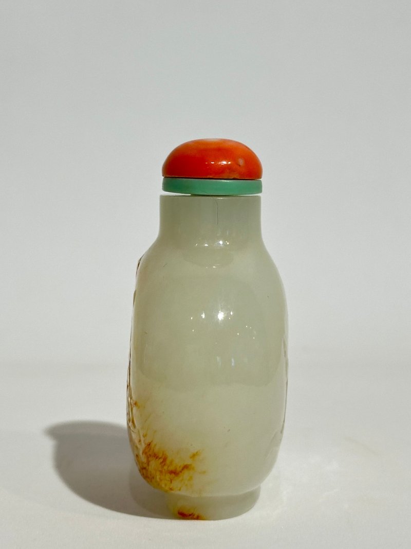 清十九世紀 白玉帶皮巧雕⌈一馬當先⌋鼻煙壺、珊瑚蓋 | A WHITE AND RUSSET JADE 'HORSE AND SEA LANDSCAPE' SNUFF BOTTLE - 图7