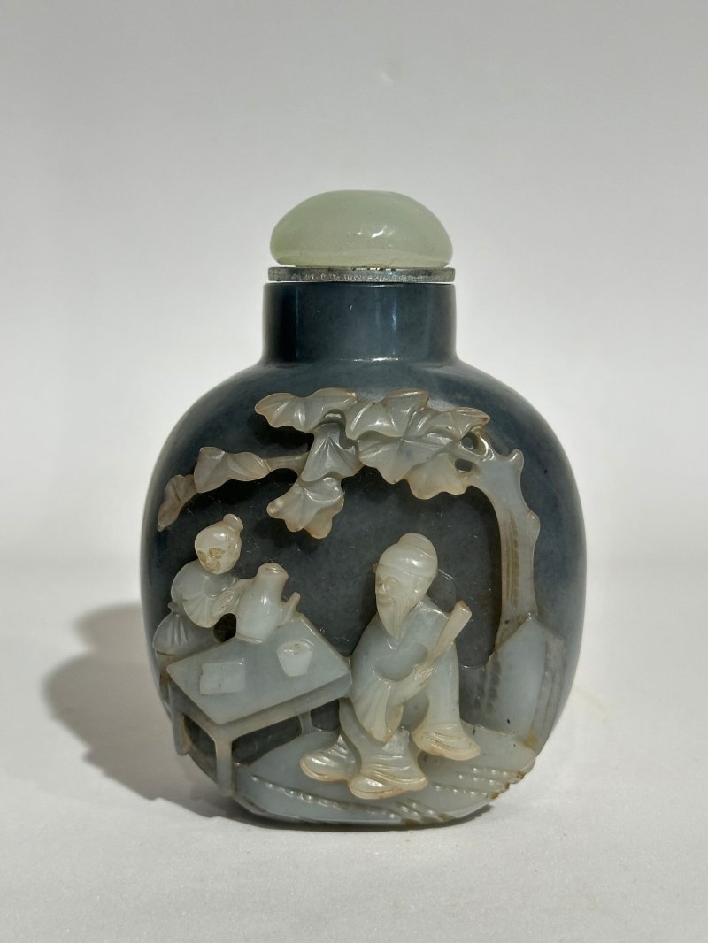 清1780-1850 蘇式灰白玉巧雕⌈高士品茗⌋鼻煙壺 | A BLACK AND WHITE JADE 'TEA CEREMONY' SNUFF BOTTLE - 图9