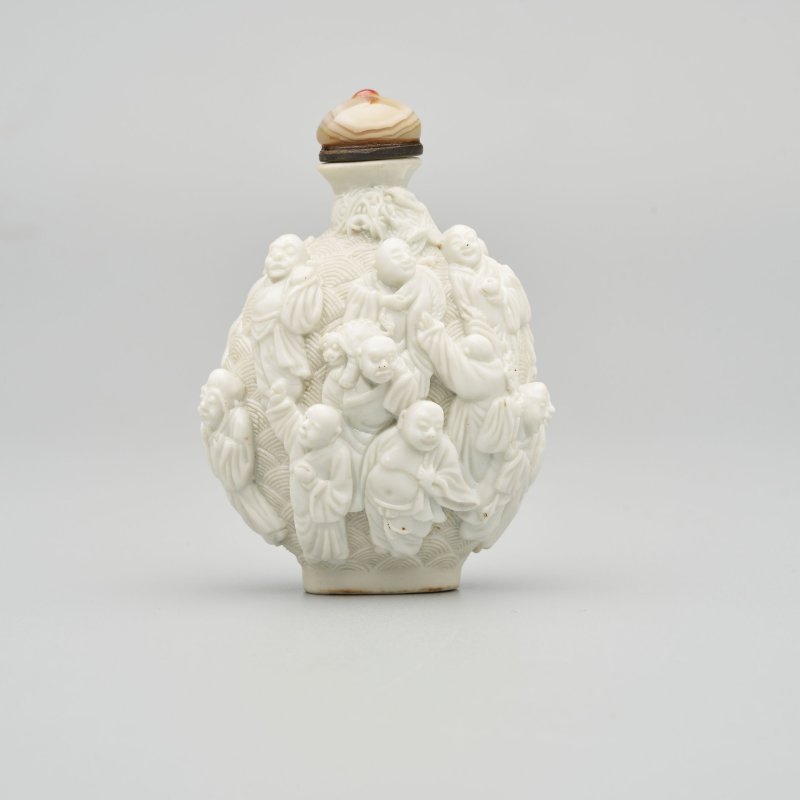 清嘉慶 瓷胎模印⌈十八羅漢⌋鼻煙壺 | A MOULDED BISCUIT PORCELAIN 'EIGHTEEN LUOHAN' SNUFF BOTTLE - 图10