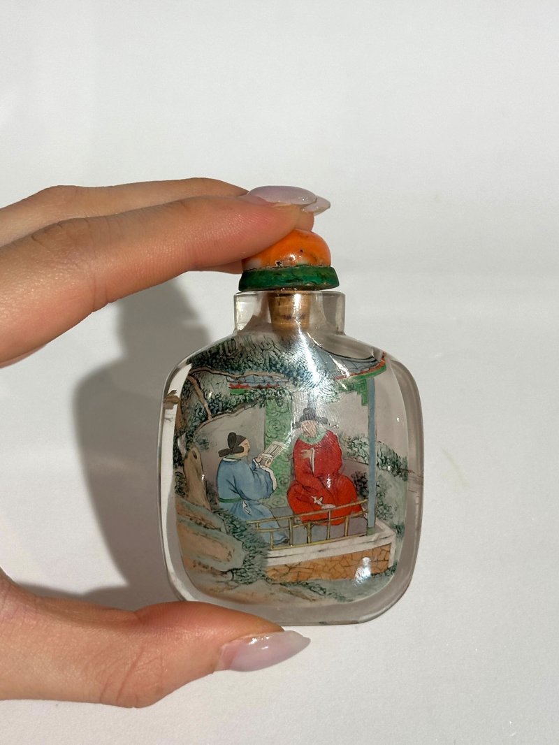 葉仲三作 水晶内畫人物紋鼻煙壺、珊瑚蓋 一九零八年 | AN INSIDE PAINTED ROCK CRYSTAL 'FIGURES' SNUFF BOTTLE - 图3