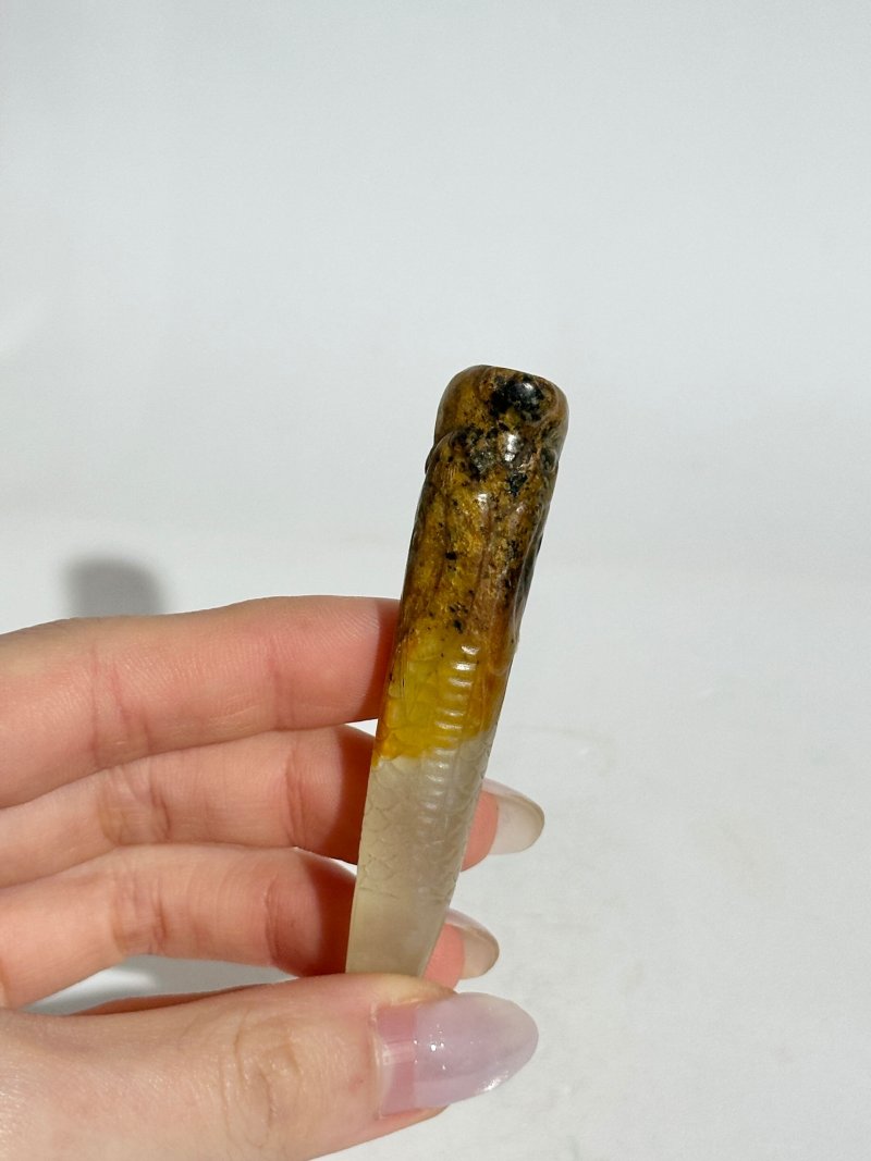 明 白玉帶沁龍首觿 | A WHITE AND RUSSET JADE 'DRAGON' HAIR ORNAMENT, XI - 图4