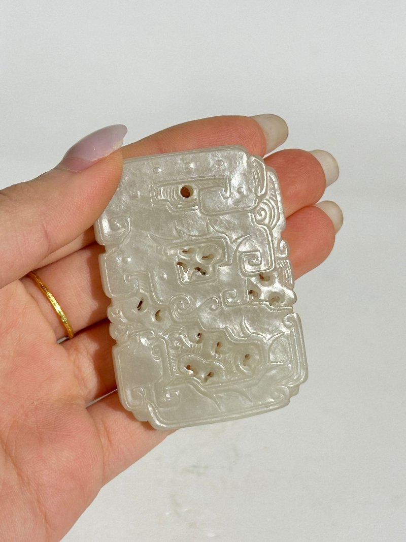 清十八/十九世紀 青白玉鏤雕龍紋牌 及座 | A RETICULATED GREENISH WHITE JADE 'DRAGON' PLAQUE - 图2