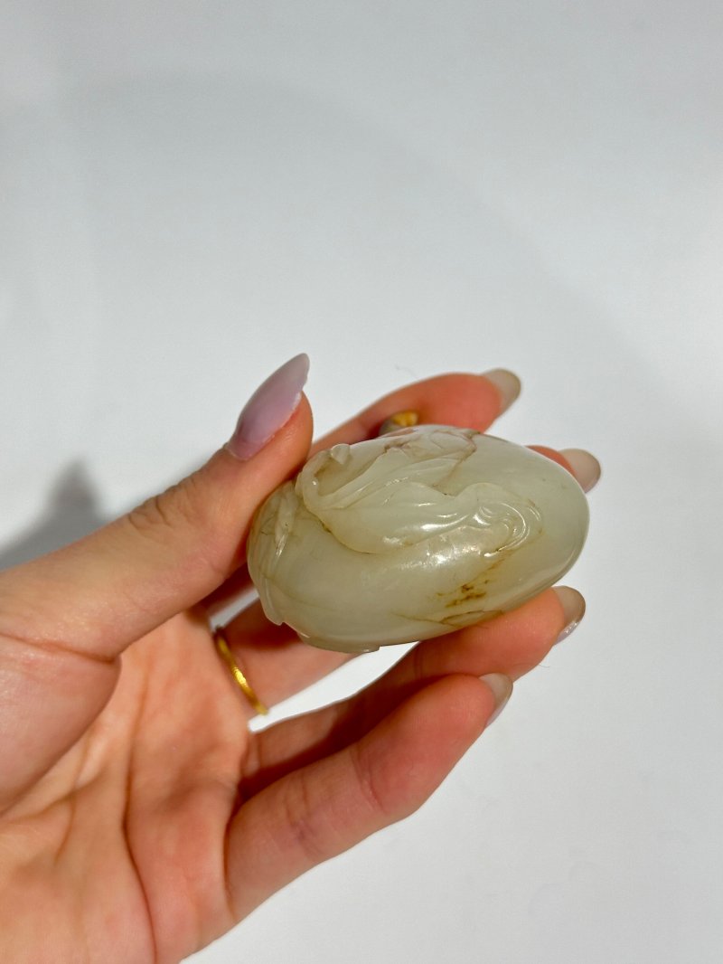 清十九世紀 白玉褐沁⌈福至家業⌋鼻煙壺 | A WHITE JADE 'BAT' SNUFF BOTTLE WITH RUSSET INCLUSION - 图2