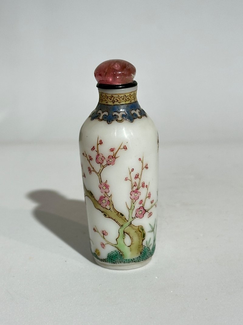 清1767-1799 北京宮廷作坊 涅白玻璃胎畫琺瑯梅花紋鼻煙壺 ⌈古月軒⌋紅料楷書款 及盒 | A FAMILLE ROSE ENAMELLED WHITE GLASS 'PLUM BLOSSOMS' SNUFF BOTTLE - 图6