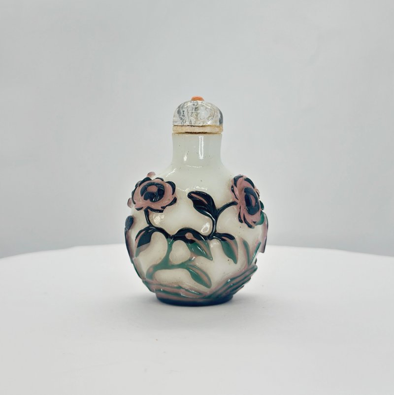 1750-1850 涅白地套三色玻璃菊紋鼻煙壺 髮晶點珊瑚蓋 | A MULTI-COLOUR OVERLAY WHITE GLASS 'FLOWERS' SNUFF BOTTLE - 图10