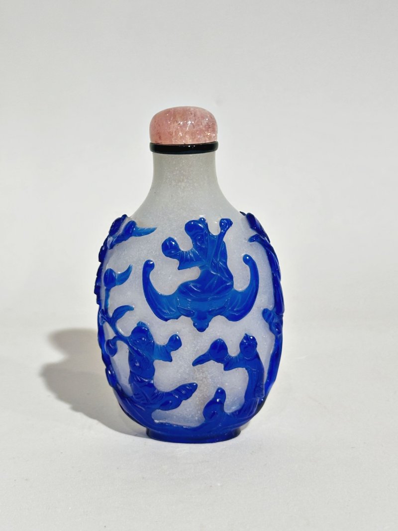 1750-1850 霏雪地套藍玻璃⌈八仙獻壽⌋鼻煙壺 | A BLUE OVERLAY TRANSLUCENT GLASS 'THE GOD OF LONGEVITY' SNUFF BOTTLE - 图9