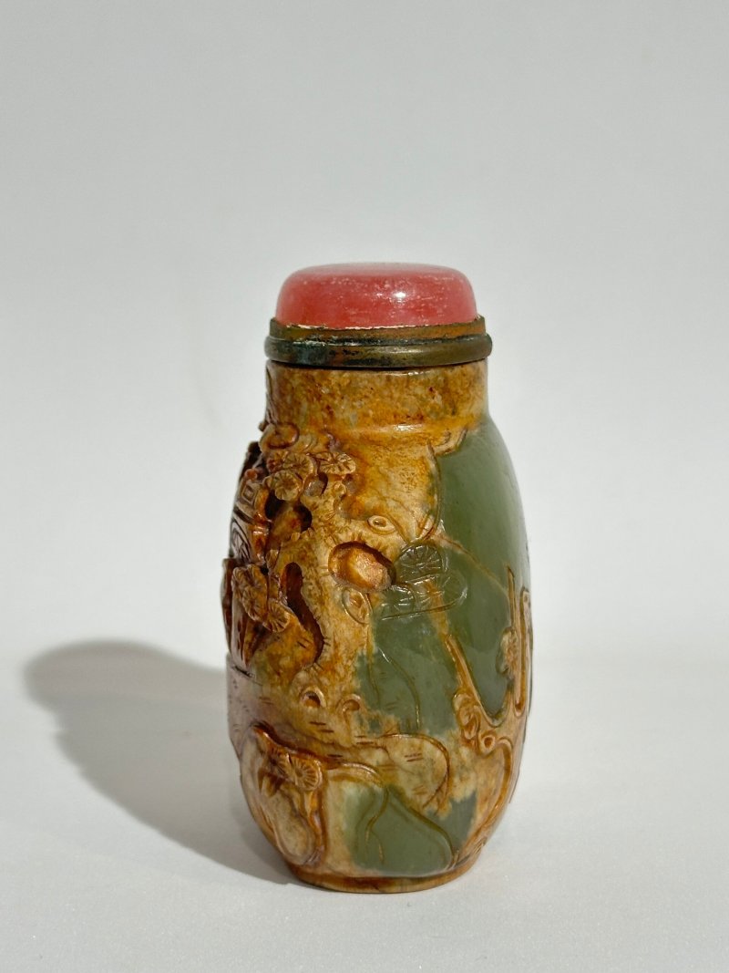 1730-1850 卵石皮浮雕大師流派青玉巧雕⌈松山論道⌋鼻煙壺 | A GREEN AND RUSSET JADE 'LANDSCAPE AND PLUM BLOSSOM' SNUFF BOTTLE - 图6