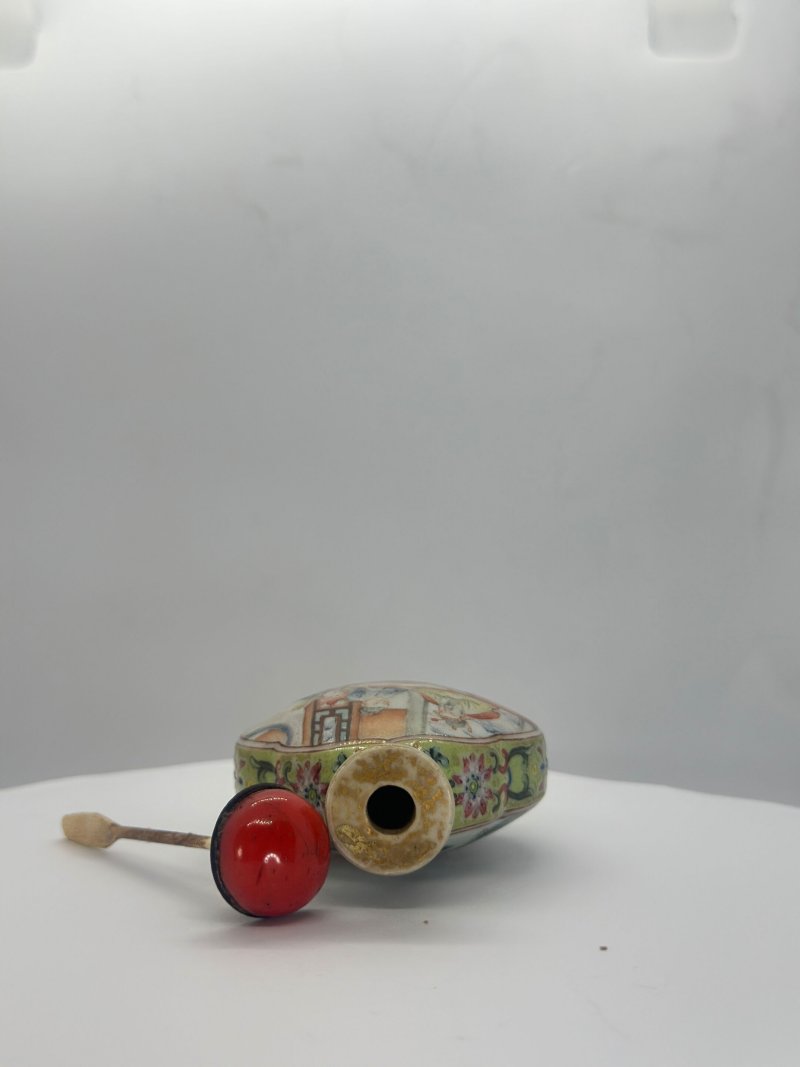 清中期 粉彩人物紋鼻煙壺 | A FAMILLE ROSE PORCELAIN SNUFF BOTTLE - 图4