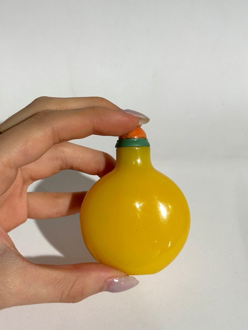 1750-1850 單色黃玻璃鼻煙壺 | AN IMPERIAL-YELLOW GLASS SNUFF BOTTLE - 图3