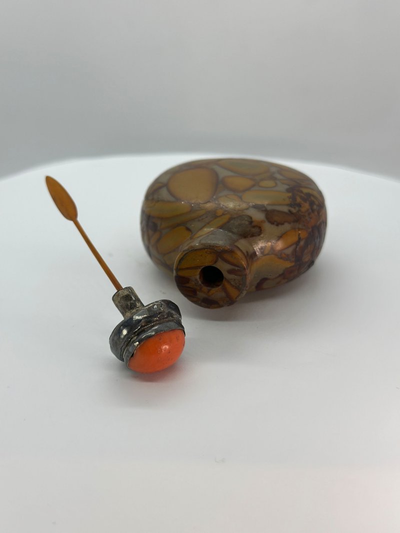 清十八/十九世紀 抱子石素面鼻煙壺、珊瑚蓋 | A PUDDINGSTONE SNUFF BOTTLE - 图2