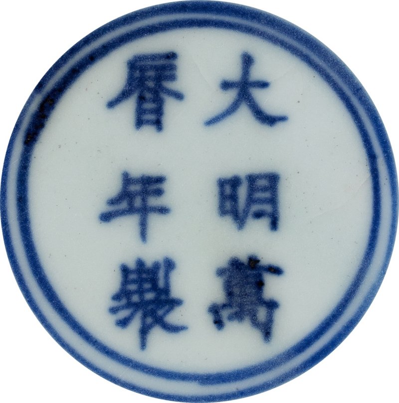 A fine and rare wucai 'dragon' box and cover, Mark and period of Wanli | 明萬曆　五彩逐珠雲龍圖臥獅鈕方蓋盒　《大明萬曆年製》款 - 图2