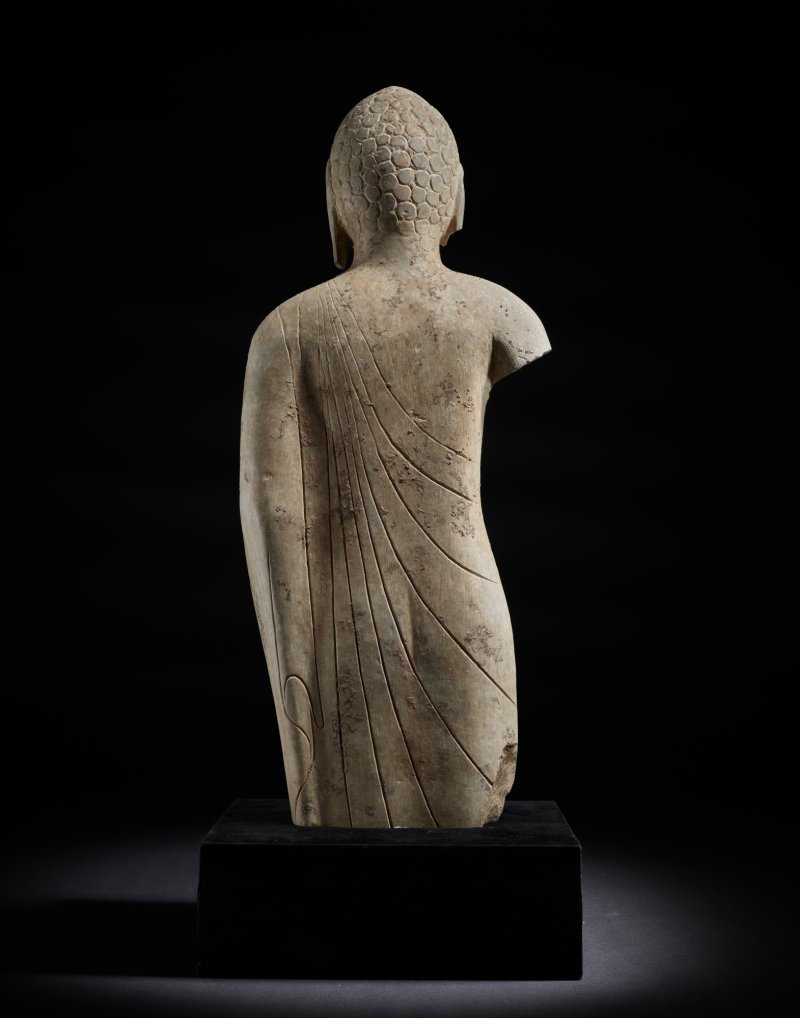 A rare carved limestone figure of Buddha, Northern Qi dynasty | 北齊 石雕立佛像 - 图3