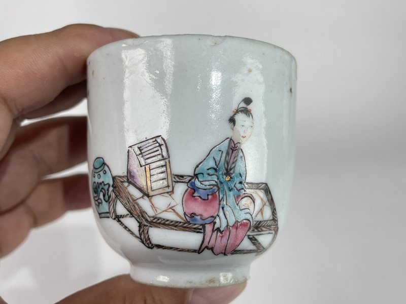 清乾隆 粉彩人物纹把杯 - 图2