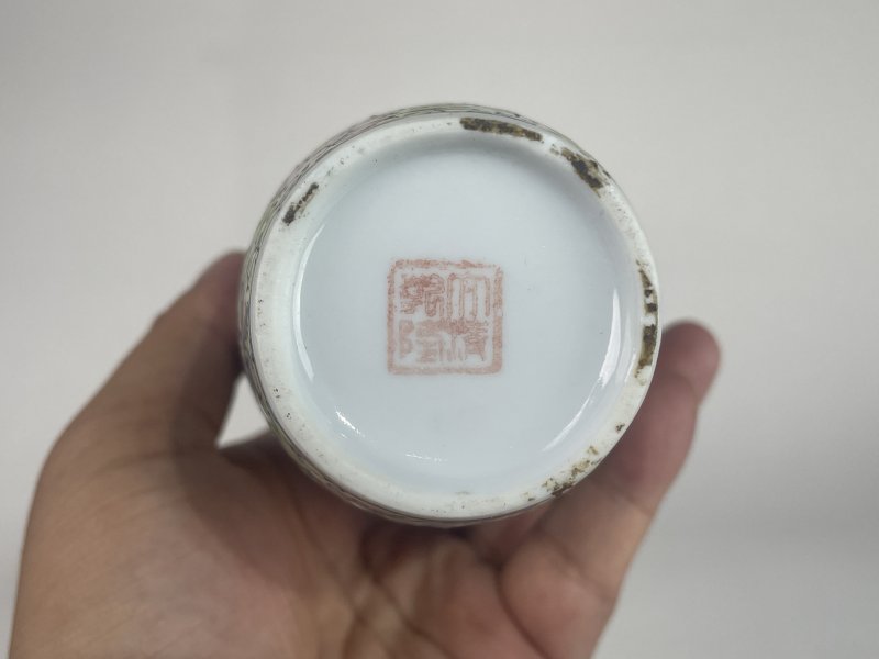 解放后 粉彩仕女图观音瓶 - 图7