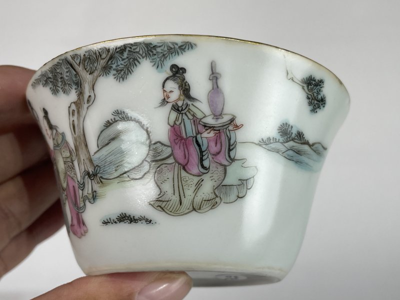 清晚期 粉彩人物纹马蹄杯 - 图2