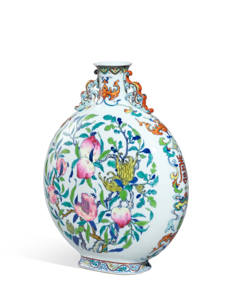 A fine and outstanding doucai and famille-rose ‘sanduo’ moonflask, Seal mark and period of Qianlong | 清乾隆　鬪彩加粉彩萬壽三多雙龍耳扁瓶　《大清乾隆年製》款 - 图4